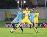 Nogometaši Gorice (v modrih) dresih za Mariborčani zaostajajo tri točke Foto: Leo Caharija