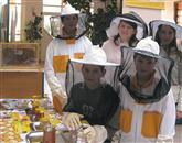 V Komnu, eni redkih šol s čebelarskim krožkom, so učenci okušali med kraških čebelarjev in različne vrste medu, ki jim ga je podaril mentor krožka 