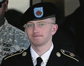 Ameriško vojaško sodišče v Fort Meadu je danes obsodilo vojaka Bradleyja Manninga na 35 let zapora zaradi posredovanja zaupnih podatkov organizaciji WikiLeaks Foto: Patrick Semansky