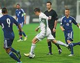 Zlatko Dedić na tekmi proti Albaniji ni bil prav dobro razpoložen (v belem, fotografija je s tekme proti Cipru) 