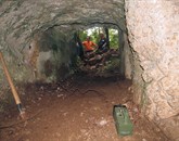 V jamo so na varno spravili štiri topovske granate italijanske izdelave Foto: De Nus