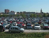 Koprski policisti so včeraj popoldne prejeli tri prijave o poškodovanju rezervoarjev osebnih avtomobilov, ki so bili parkirani na makadamskem parkirišču za tržnico v Kopru Foto: Helena Race
