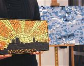 Mozaiki so tako figuralni (levo silhueta Kopra z vzhajajočim soncem) kot skorajda na prvi pogled abstraktni - detajl Morja, ki se umirja (v ozadju) Foto: Maja Pertič Gombač