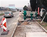 Ker so cevi mestoma zalite s cementom, morajo zamašene odseke  rezkati Foto: Zdravko Primožič/Fpa
