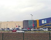 Švedom se je zalomilo. Ikea Center Group je že  mesece napovedoval, da bodo jutri ob 11. uri slovesno odprli največji nakupovalni center  v Vilešu ob sedanjem pohištvenem centru Ikea. A se to ne bo zgodilo. Foto: Katja Gleščič