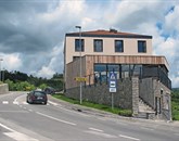 V Šmartnem so zgradili četrti hotel v Brdih. Ostali delujejo na Neblem, v Kozani in v Ceglem. Foto: Ambrož Sardoč