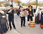 Godci s tradicionalnimi glasbili - ob harmoniki vidimo škaf - dajejo takt plesalkam   Foto: Ivan Merljak