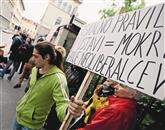 “Zgodovinsko dogovarjanje” so spremljali protesti vstajnikov Foto: Tamino Petelinsek
