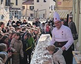 V začetku meseca je staro mestno jedro Kopra tako gostilo prireditev Razvajaj se v mestu, kjer so med drugim pripravili 11-metrsko čokolado Foto: Nataša Hlaj