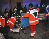 Voznika in njegova otroka so reševalci odpeljali v bolnišnico 