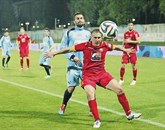 Massimo Coda (v modrem dresu) v zgoščeni obrambni igri nista dobivala uporabnih žog Foto: Bostjan Bensa