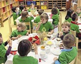 273.000 otrok v vrtcih in šolah bo jutri zajtrkovalo kruh, maslo, med, mleko in jabolko Foto: STA