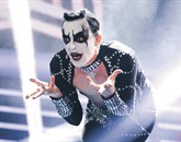 Tomaž Klepač v vlogi angleškega pop zvezdnika Robbiea Williamsa s pesmijo  Let me entertain you. Vpadljivi kostum je v slogu rokerjev  Kiss.  Foto: Aljosa Kravanja, Studiocapsula