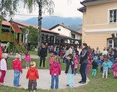  Veselje otrok in staršev ob novem  igrišču vrtca Foto: Saša Dragoš