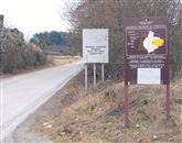 Med vajami na poligonu Poček (na fotografiji je vstop na vadišče pri Prestranku) že sedaj nastaja škoda na stanovanjskih in drugih objektih, pričakovati pa je, da se bo ta v novih razmerah le še povečevala, pravijo v civilni iniciativi Naša dolina Foto: Stana Zavadlav