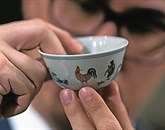Redko kitajsko skodelico za vino, ki datira v obdobje dinastije Ming, so danes na dražbi v Hongkongu prodali za 35,05 milijona dolarjev (25,95 milijona evrov) 