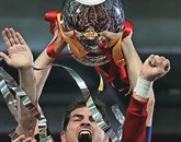 Madridski Real je uvodno tekmo lige prvakov odigral v Carigradu proti Galatasarayu (6:1), na tekmi pa se je poškodoval kapetan kraljevega kluba Iker Casillas, ki je prvič po januarju spet stopil med vratnici na uradni tekmi Foto: Wikipedia