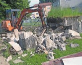 Rušenje Verbičevega betonskega bunkerja ob strugi potoka Bistrica, zadnjega  tovrstnega objekta na Bistriškem, je bilo tudi za mehanizacijo trd oreh Foto: Tomo Šajn