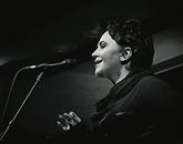 Za Amiro Medunjanin pogosto poudarjajo, da je “bosanska Billie Holiday”, časnik Sunday Times pa je ocenil, da poje “enostavno kot angel” 