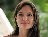 Le dva tedna po tistem, ko je hollywoodska zvezdnica Angelina Jolie sporočila, da so ji zaradi genske obremenjenosti z rakom odstranili obe dojki, je za rakom na dojki v nedeljo v Kaliforniji umrla njena teta Debbie Martin 