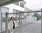 Ravnateljica Maja Cetin ob novi ograji, v ozadju prizidek šole iz leta 2004 Foto: Mirjana Cerin