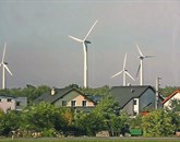 V Avstriji morajo biti vetrnice od naselij oziroma stanovanjskih hiš oddaljene najmanj en kilometer. Foto: Bojan Orešnik