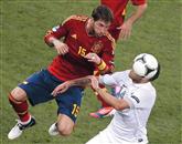 Sergio Ramos (v skoku) in španski soigralci so tako kot na lanskem evropskem prvenstvu Francozom z Jeremyjem Menezom (za žogo) v torek prizadejali boleč poraz  Foto: Yves Herman
