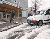 Nova Gorica - Januarsko  čiščenje  snega pred banko. Z decembrom pa bomo  Slovenci čistili  zlorabe bančništva Foto: Leo Caharija