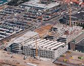 Najkasneje do marca 2013 naj bi Koper dobil novo dvorano z 8000 sedeži. Na fotografiji je območje Bonifike z gradbiščem bazenskega kompleksa. Foto: Jaka Jeraša