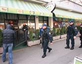 V Novi Gorici, kjer so preiskovalci že zjutraj obiskali okrepčevalnico,  naj bi po neuradnih podatkih pridržali tri osumljence  Foto: Leo Caharija