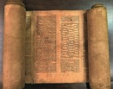 V arhivih univerze v Bologni so odkril najstarejši v celoti ohranjen pergamentni zvitek Tore, za katerega menijo, da je nastal v 12. stoletju 