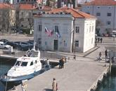 V prihodnosti bodo zaradi poplavne varnosti obalni zid v mandraču dvignili in takrat se bo Luška kapitanija preselila na novo lokacijo. Foto: Zdravko Primožič/Fpa