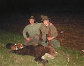 Matej Može (desno) je verjetno najmlajši slovenski lovec, ki je uplenil medveda. V sredo zvečer ga je počakal na preži, nedaleč od hriba Bandera, skupaj z Albinom Knafelcem. Foto: Arhiv Ld Senožeče