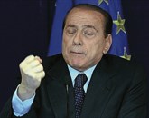 Nekdanji italijanski premier Silvio Berlusconi, ki je pravnomočno obsojen na štiri leta zapora, je v petek zagrozil z zrušenjem vlade, če bo zaradi obsodbe izključen iz senata Foto: Sebastien Pirlet