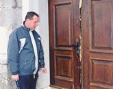Župnik Peter Černigoj nam je marca 2008 takole pokazal s krampom poškodovana vrata cerkve sv. Križa v Ivanjem Gradu Foto: Boštjan Bensa Boštjan Bensa