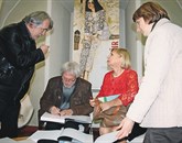 Rudi Skočir (drugi z leve) in Nelida Nemec na predstavitvi slikarjeve monografije Foto: Saša Dragoš