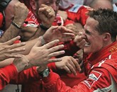 Najboljši dirkač formule 1 v zgodovini Michael Schumacher danes praznuje 45. rojstni dan. Za njegove bližnje in vse zveste navijače bo dan minil v pričakovanju novih vesti iz bolnišnice v Grenoblu. Foto: Claro Cortes Iv