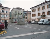 S selitvijo policije (stavba skrajno levo) bi se odprle možnosti za urejanje trga s fontano Foto: Neva Blazetič