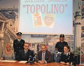 Stefano  Simonelli, vodja policijske postaje Polo San Sabba (drugi z desne) je povedal, da so preiskavo poimenovali Topolino, ker so zaznali nešteto preprodaj droge 