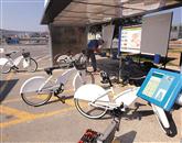 Tako so v minulih dneh avtomatizirani sistem za izposojo koles testirali pri glavni avtobusni postaji v Kopru   Foto: Tomaž Primožič/Fpa