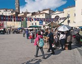 V Piranu so se obiskovalci sprehajali med stojnicami z domačimi pridelki in izdelki ter sejmom starin  Foto: Helena Race