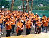 Približno 300 članov društva Šola zdravja je  na vseslovenskem srečanju telovadilo ob mostarskem jezeru 