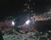 Gasilci so dve uri in pol iskali Tržačana, ki sta s terencem nasedla v snegu Foto: Pgd Pivka