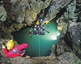 Francoska ekipa je, skupaj z italijanskimi raziskovalci in speleološkimi potapljači, raziskovala jamo v Štivanu (Pozzo dei Colombi) Foto: Vir: Hydrokarst
