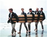 Rosno mladi člani zasedbe Beach Boys leta 1963 Foto: Michael Ochs Archives