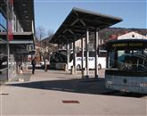 Doslej so se Komenci do Sežane (na fotografiji) lahko z avtobusom pripeljali petkrat na dan, od decembra pa le še trikrat Foto: Petra Mezinec