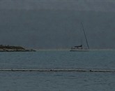 Danes, ob 1.01 je v bližini portoroške marine zaradi močnega vetra, tramontane, nasedla jadrnica s posadko Foto: Silva Križman