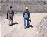 Gradbeni delavci so pogosto prekomerno obremenjeni s fizikalnimi, kemijskimi in biološkimi škodljivostmi. Fotografija je simbolična  Foto: Leo Caharija