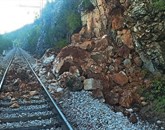 Na enotirni progi med postajama Prešnica in Hrpelje Kozina je včeraj ob 21.40 tovorni vlak naletel na kamenje, ki je padlo s pobočja nad progo Foto: Slovenske Železnice