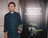 Postojnčan Andrej Rijavec ob predstavitvi knjižnega prvenca, v katerem je glavna zvezda mogočna kosmatinka. Z njo želi popularizirati rjavega medveda, ki je v očeh javnosti postal demoniziran. Foto: Lori Ferko